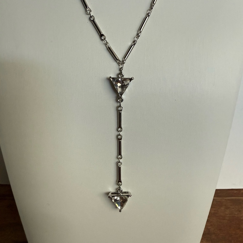 Simplistic Elegant Silver Tone Necklace With Clea… - image 8